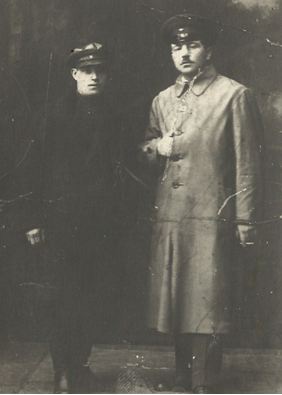 Начальник милиции 1918-1919 г.г. Л. З. Краскин (на фото слева) 